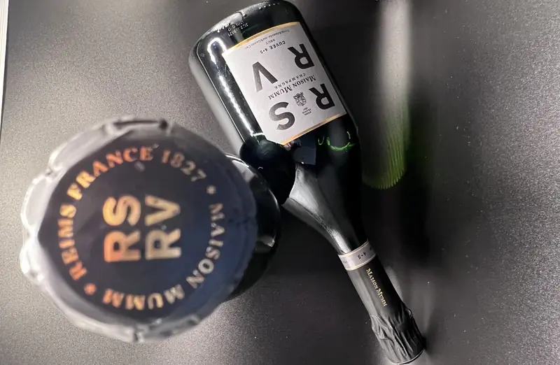 Bouteille et bouchon de champagne Mumm RSRV, maison rémoise
