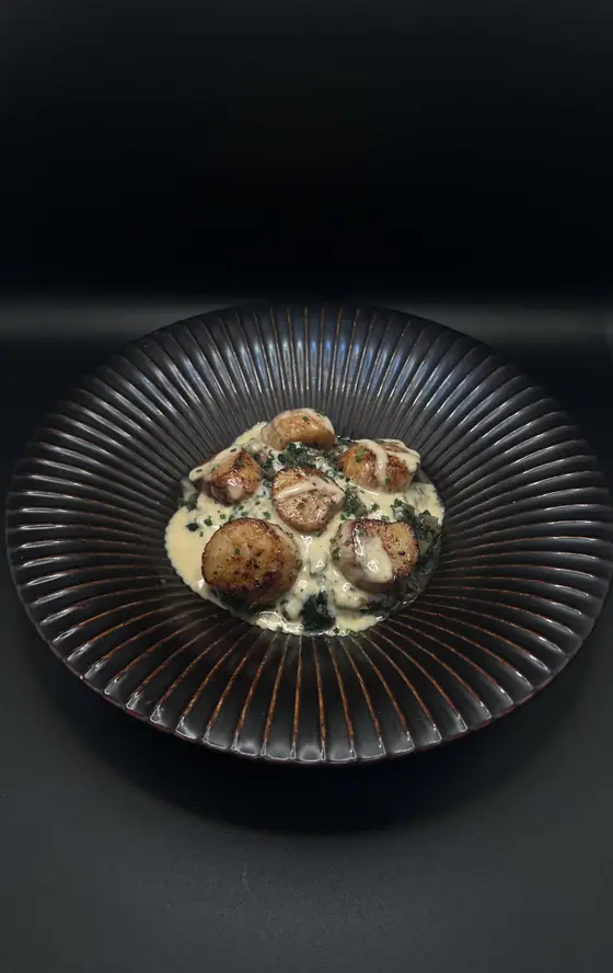 Assiette de Saint-Jacques mi-cuites et sa sauce, servie à L'Atmosphère